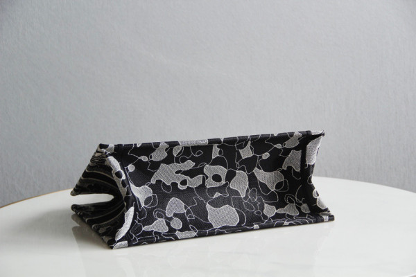 medium D*or book tote