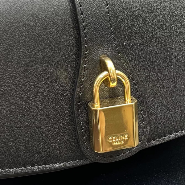 Ce**e clutch on strap
