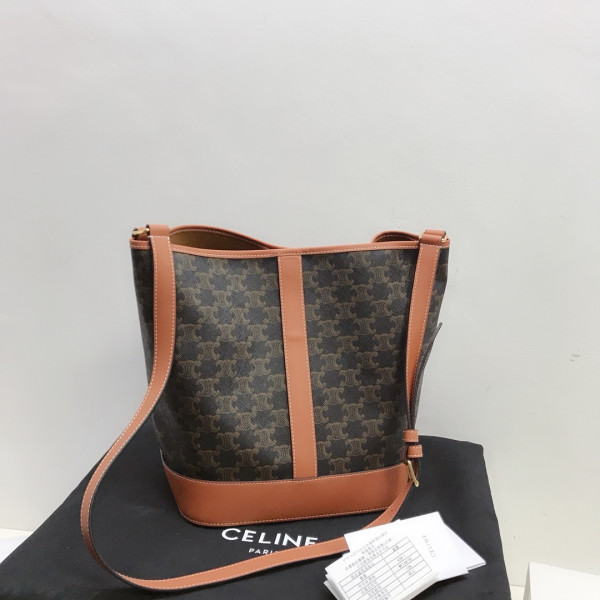 Ce**e medium bucket in triomphe canvas
