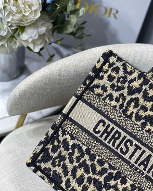 medium D*or book tote