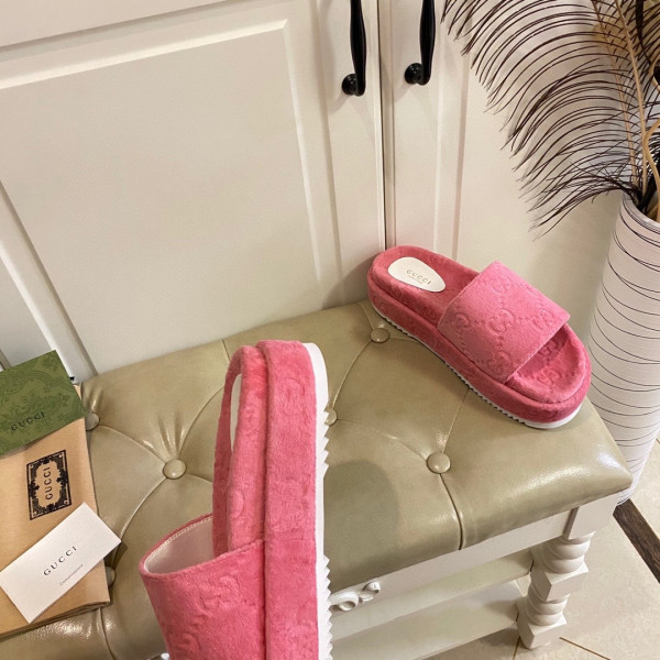 G*u*i gg platform sandal