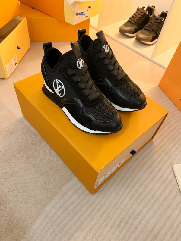 l**is V*t*n sneaker