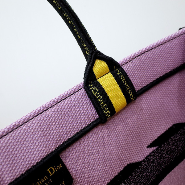 medium D*or book tote