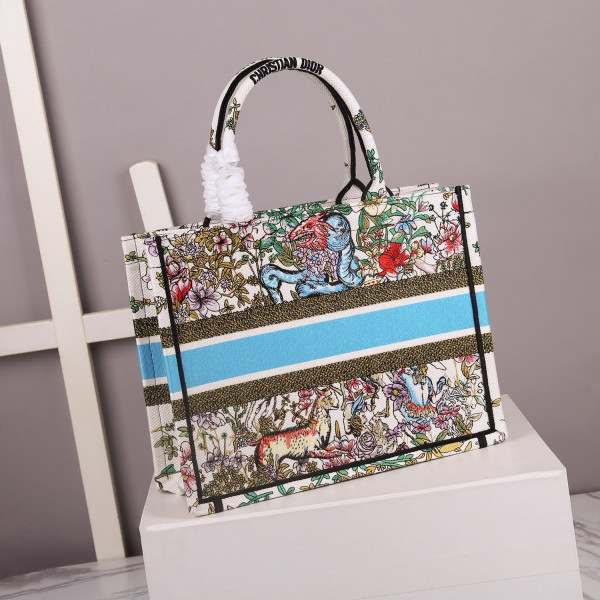 medium D*or book tote