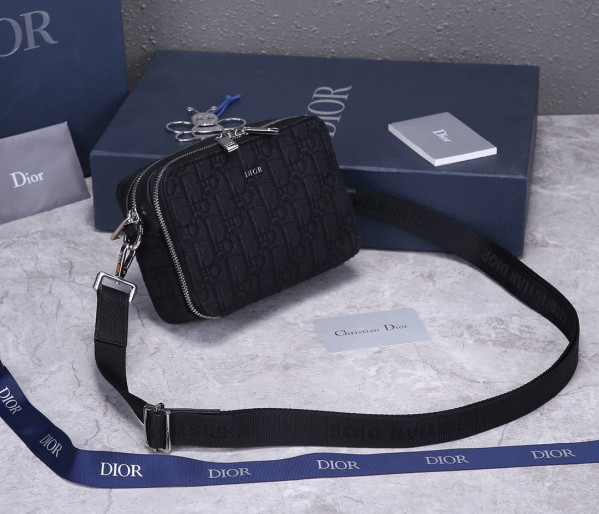 D*or pouch with shoulder strap