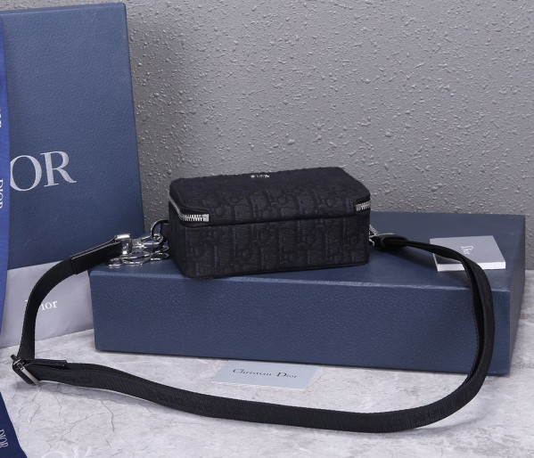 D*or pouch with shoulder strap