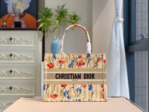 medium D*or book tote