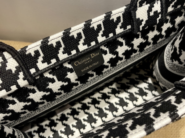 medium D*or book tote