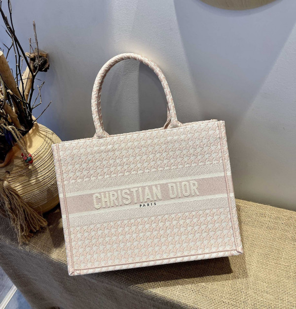 medium D*or book tote