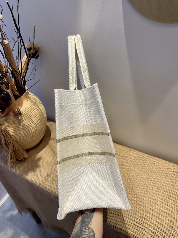 medium D*or book tote