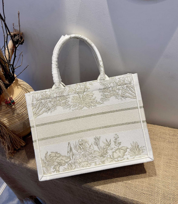 medium D*or book tote