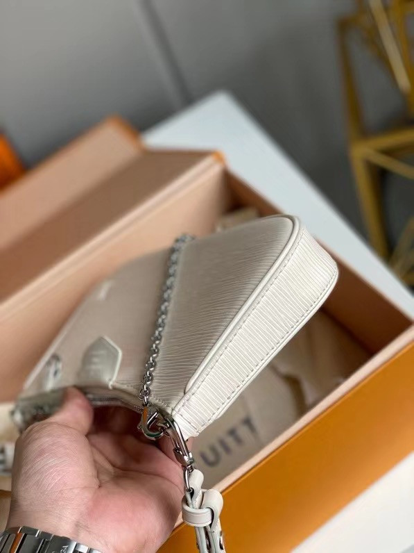 l**is V*t*n easy pouch on strap