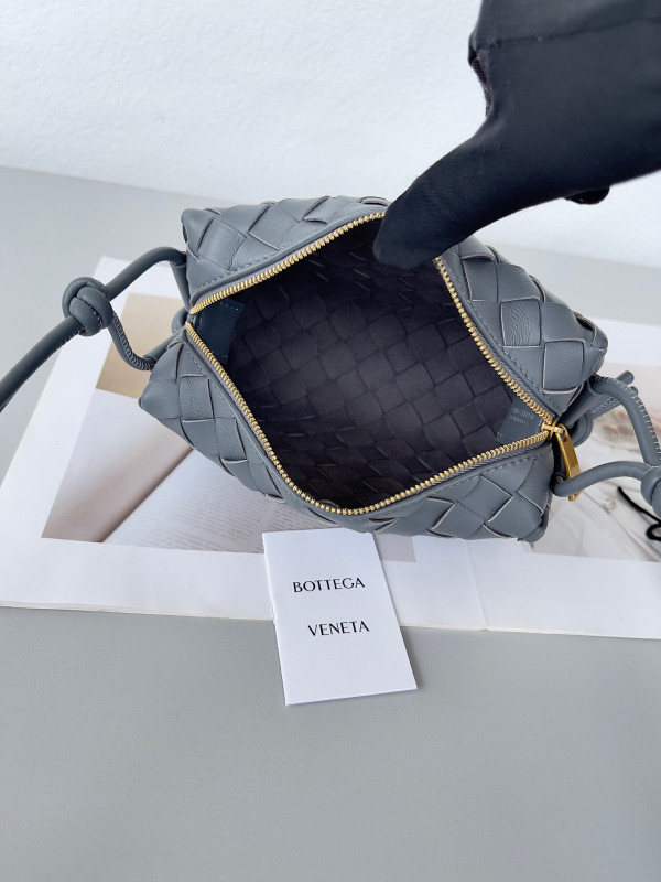 Bo*te*ga ve*ne*ta mini loop camera bag