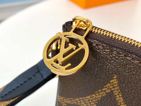 l**is V*t*n monogram pouch