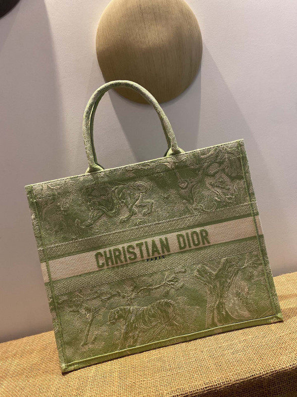 large D*or book tote