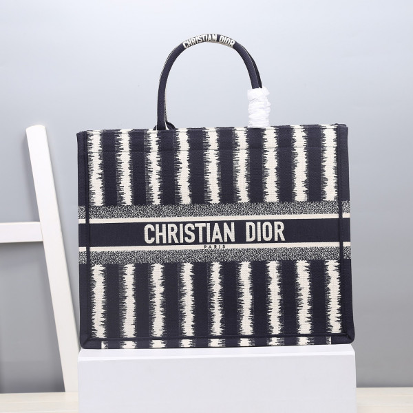 large D*or book tote