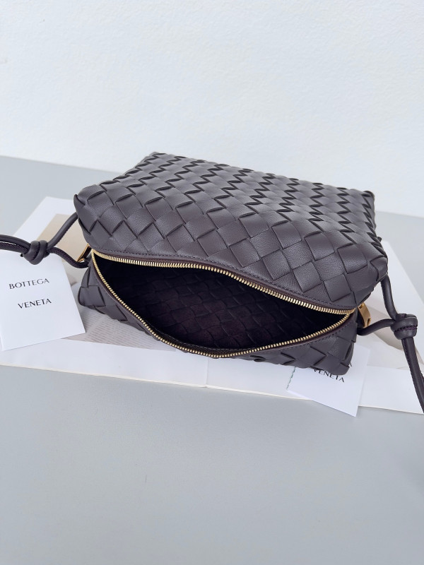 Bo*te*ga ve*ne*ta small loop camera bag