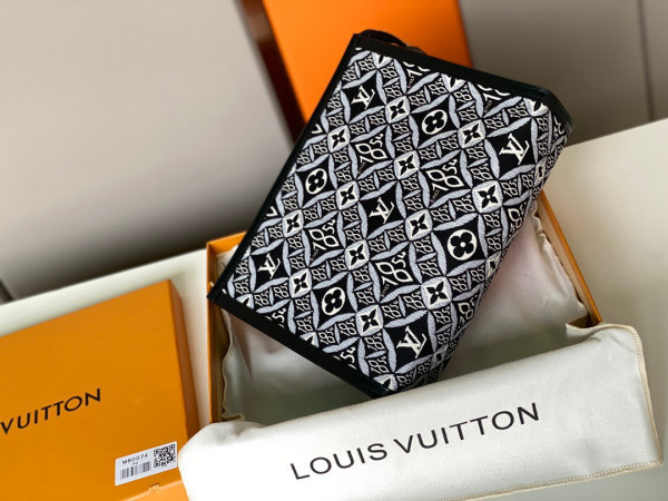 l**is V*t*n since 1854 toiletry pouch 26