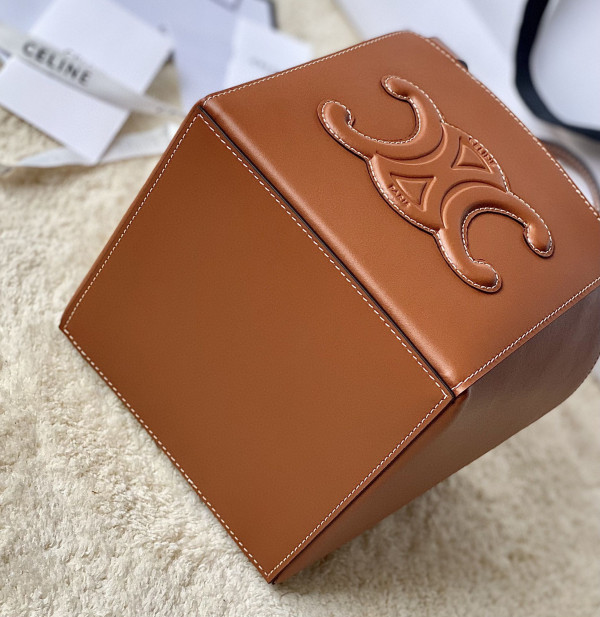 Ce**e cube bag cuir triomphe