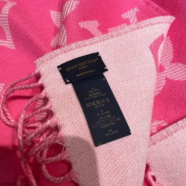 l**is V*t*n essential scarf
