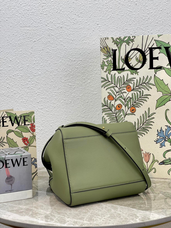 LOEWE Hammock Nugget bag