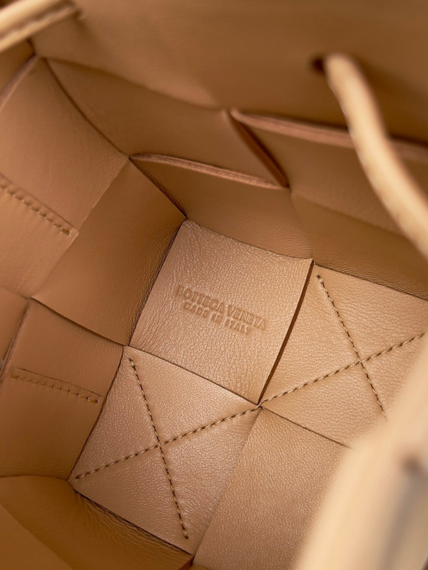 Bo*te*ga ve*ne*ta mini cassette bucket bag