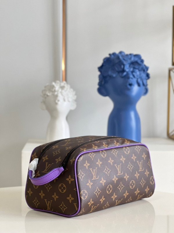 l**is V*t*n dopp kit toilet pouch