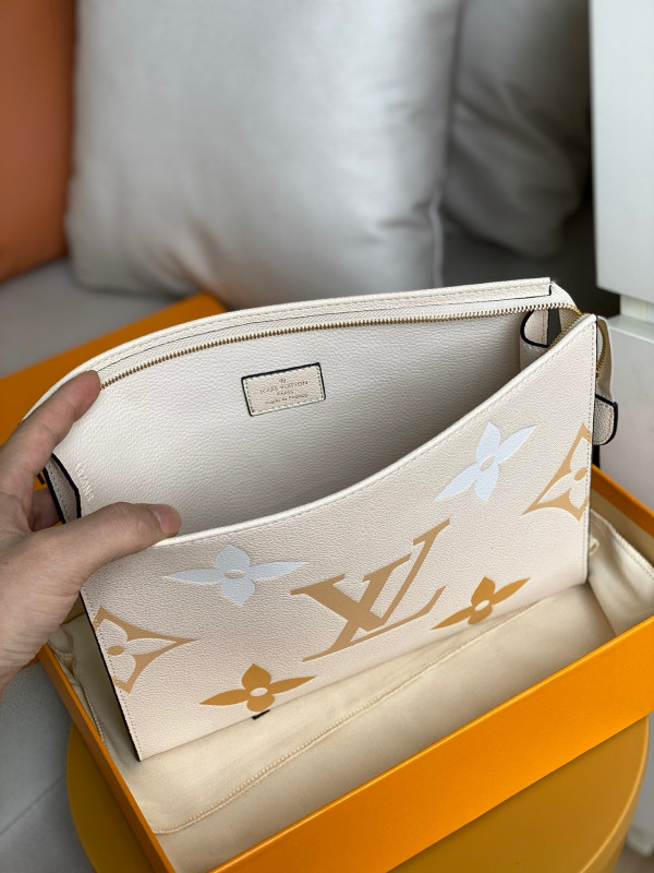 l**is V*t*n toiletry pouch 26