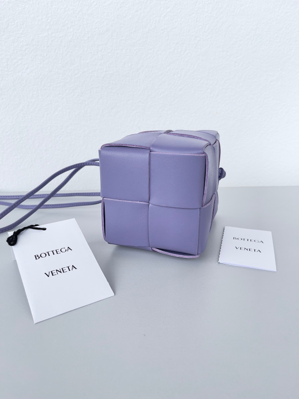 Bo*te*ga ve*ne*ta mini cassette bucket bag