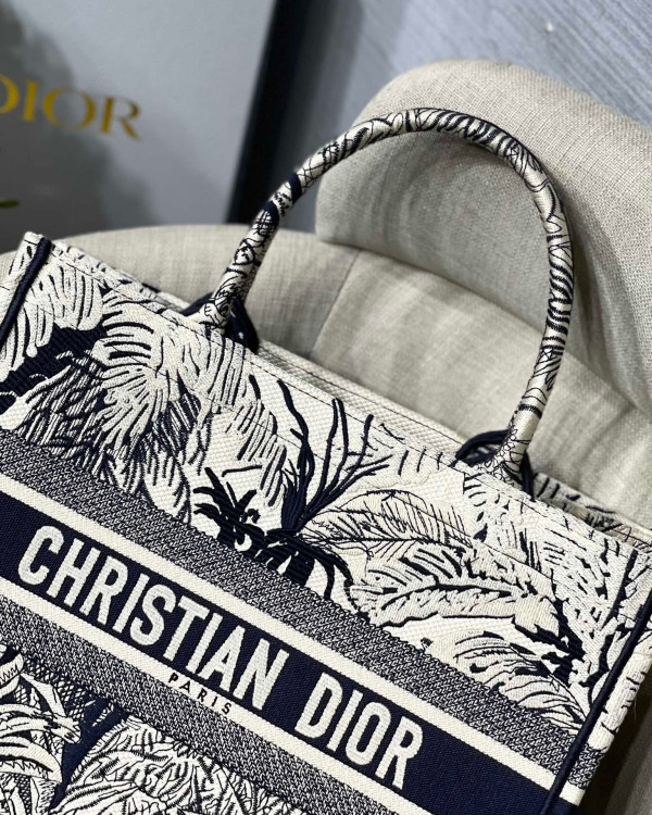 medium D*or book tote