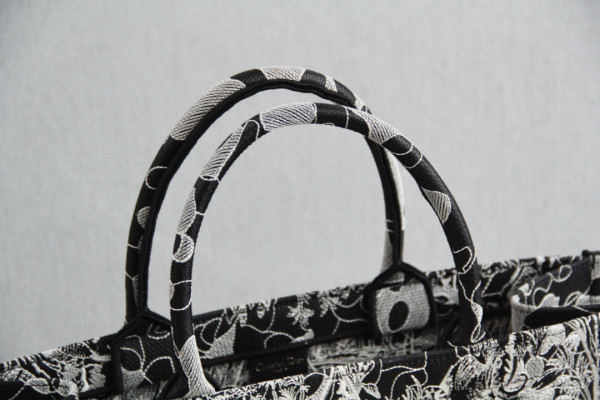 large D*or book tote