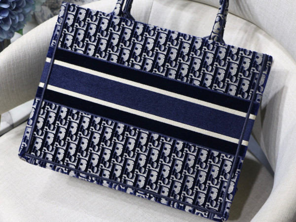 medium D*or book tote