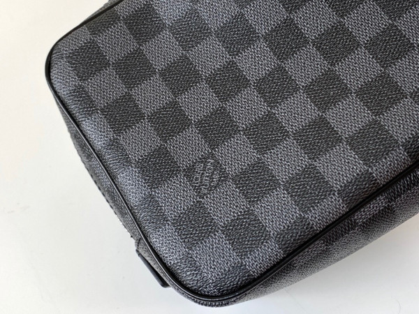 l**is V*t*n toiletry pouch gm