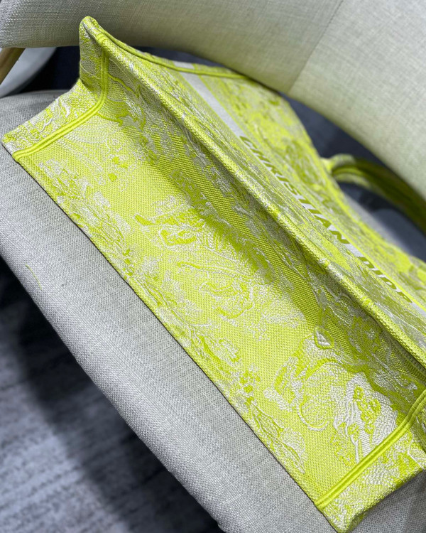 large D*or book tote