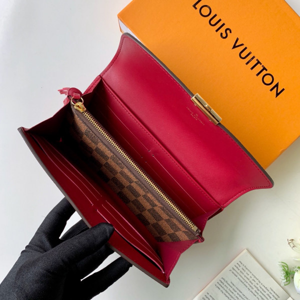 l**is V*t*n croisette wallet