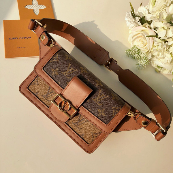 l**is V*t*n belt bag(2019 spring show)