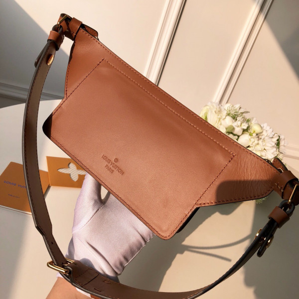 l**is V*t*n belt bag(2019 spring show)