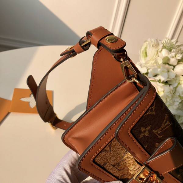 l**is V*t*n belt bag(2019 spring show)