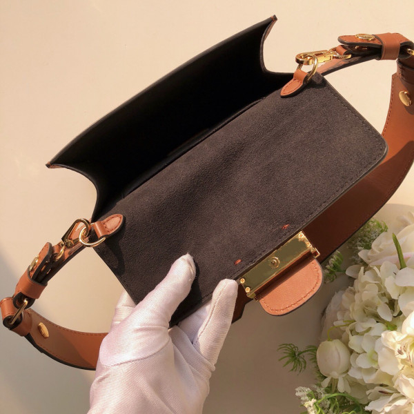 l**is V*t*n belt bag(2019 spring show)