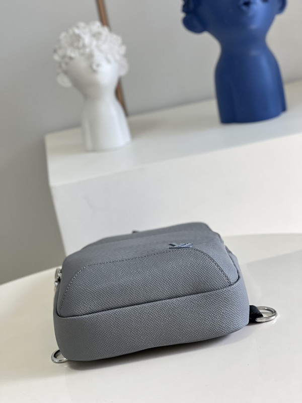 l**is V*t*n avenue sling bag