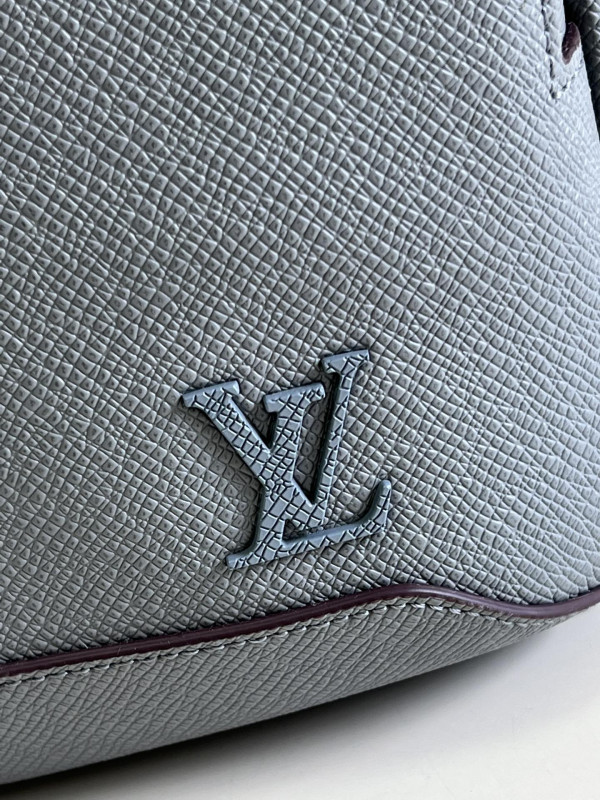 l**is V*t*n avenue sling bag