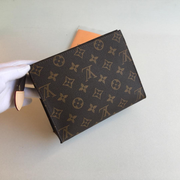 l**is V*t*n toiletry pouch 19