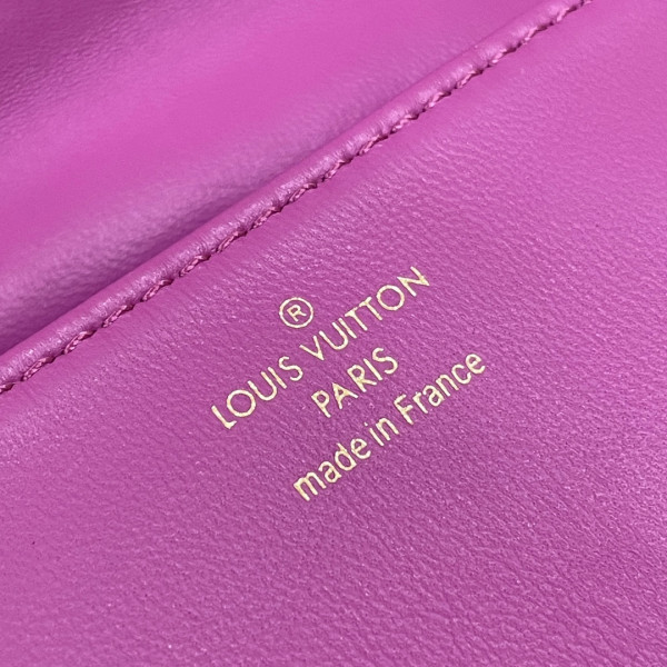l**is V*t*n beltbag coussin