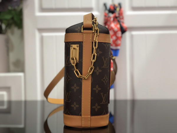 l**is V*t*n chalk bag