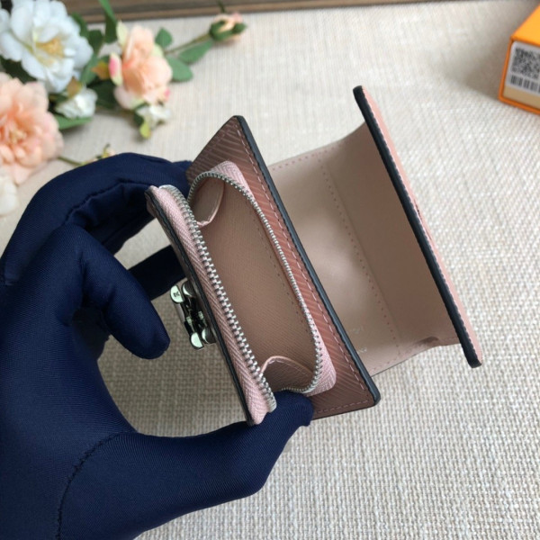 l**is V*t*n twist wallet