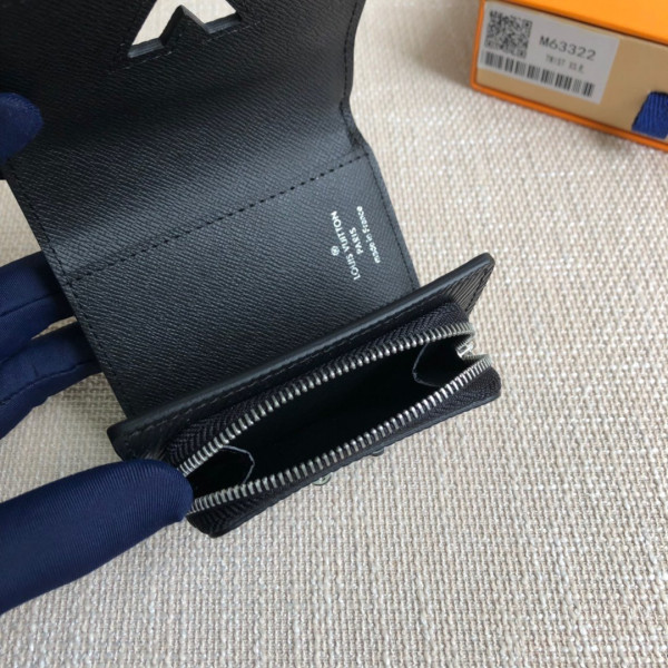 l**is V*t*n twist wallet