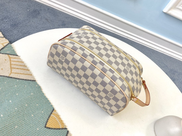 l**is V*t*n toiletry bag