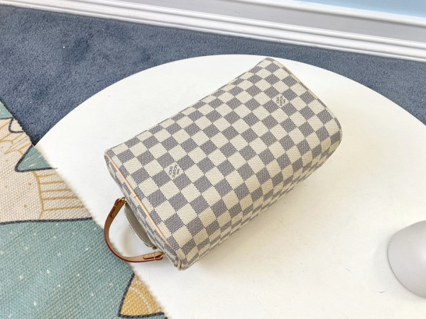 l**is V*t*n toiletry bag