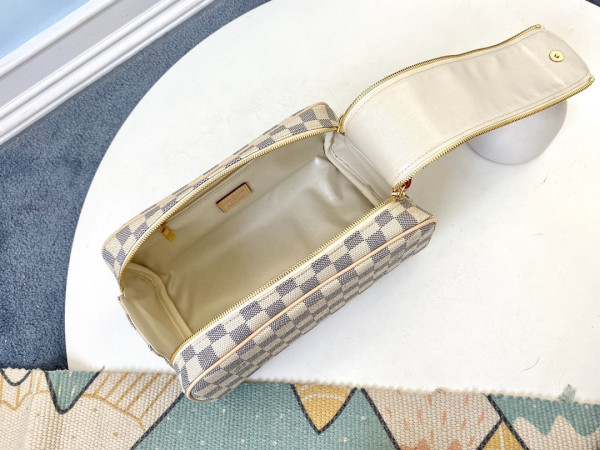 l**is V*t*n toiletry bag