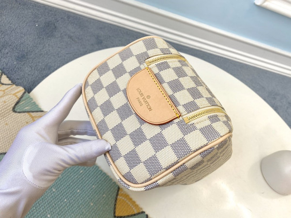 l**is V*t*n toiletry bag